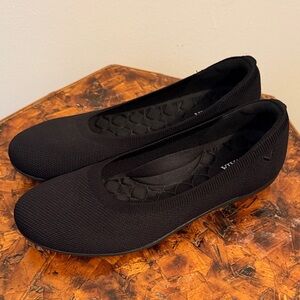 EUC Vivia Women's Claire Walker Black Round toe Flats, size 40.5